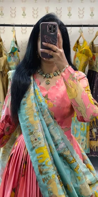 PC 539 Peach Color Cotton Lehenga Choli with Kalamkari Print. Exclusive Offer ₹2049. Delivery 4-6 Working Days. Shop now. | Lehenga, Bollywood Lehenga, Creative Lehenga, Designer Lehenga, Embroidered Lehenga, Party Wear Lehenga