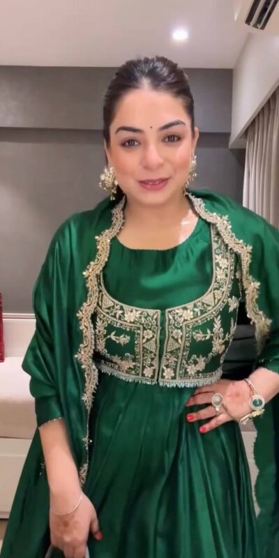 BT 5005 Green Chinon Silk Gown with Sequins Work & Embroidery Work. Best Price ₹2099. Delivery 4-6 Working Days. Shop now. | Gowns, Bollywood Gowns, Creative Gowns, Designer Gowns, Embroidered Gowns, Party Wear Gowns