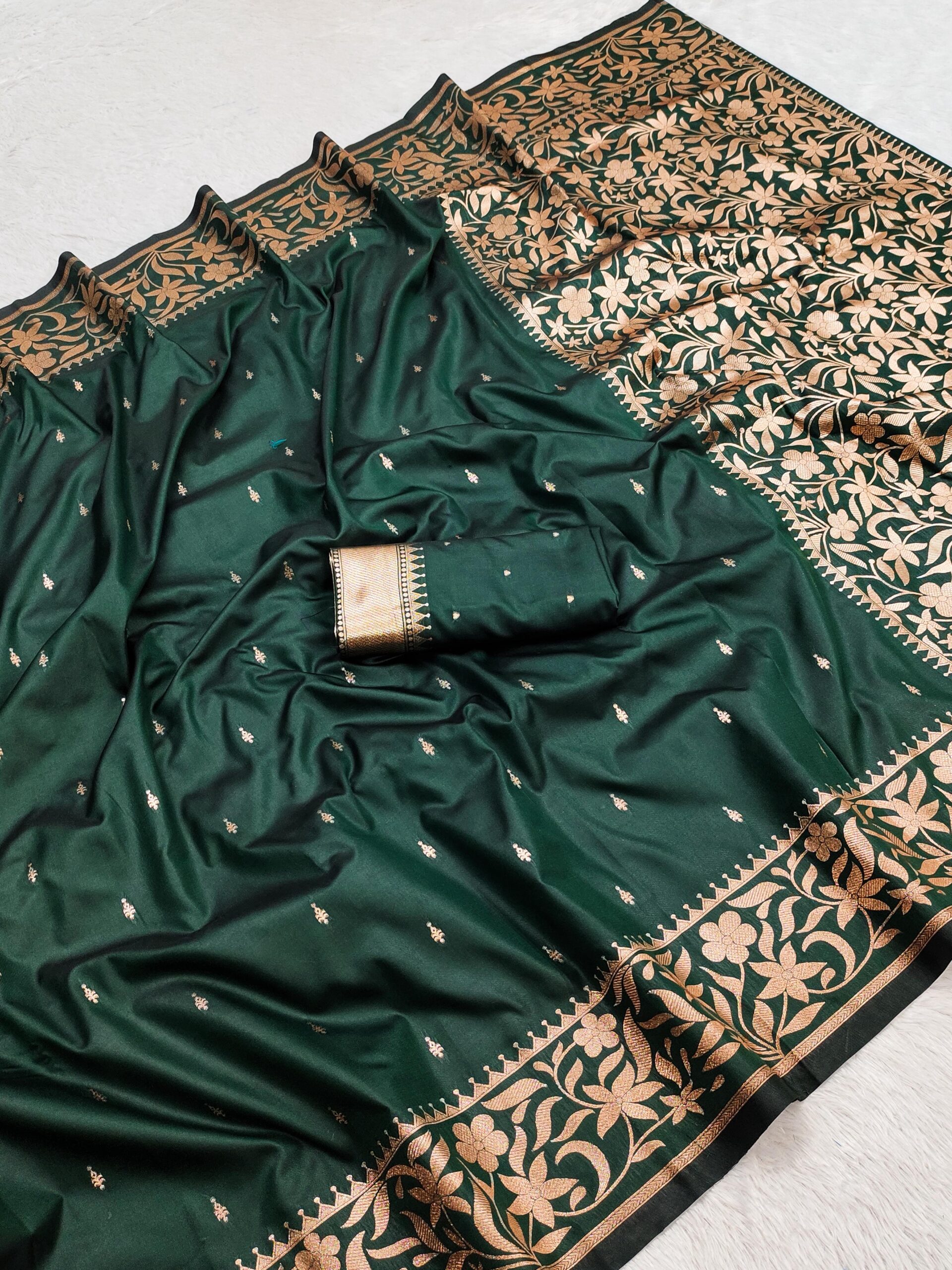 MB 197 Green Color Banarasi Silk Saree with Zari Work & Lace Work. Exclusive Offer ₹1899. Delivery 4-6 Working Days. Shop now. | Sarees, Bollywood Sarees, Creative Sarees, Designer Sarees, Embroidered Sarees, Ethnic Saree, Modern Digital sarees, Party Wear Sarees