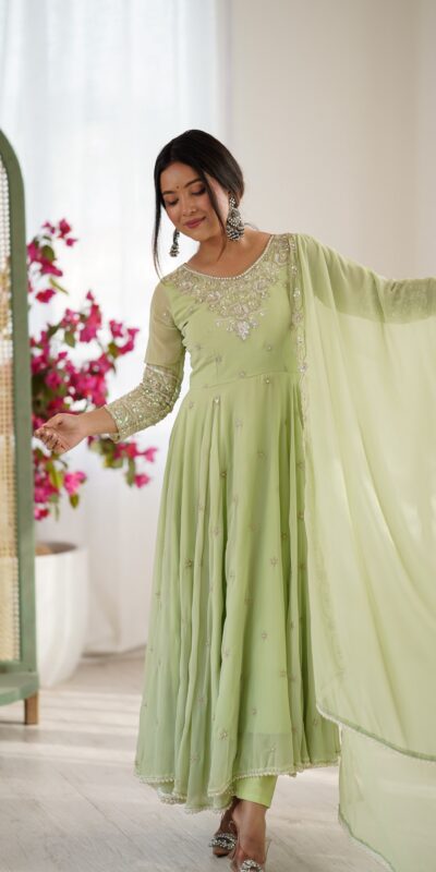 Super Pista Blooming Faux Embroidery Work Gown