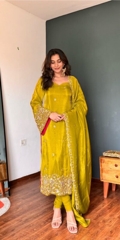 Pretty Mastered Viscous Roman Glass Beads Work Salwar Suit