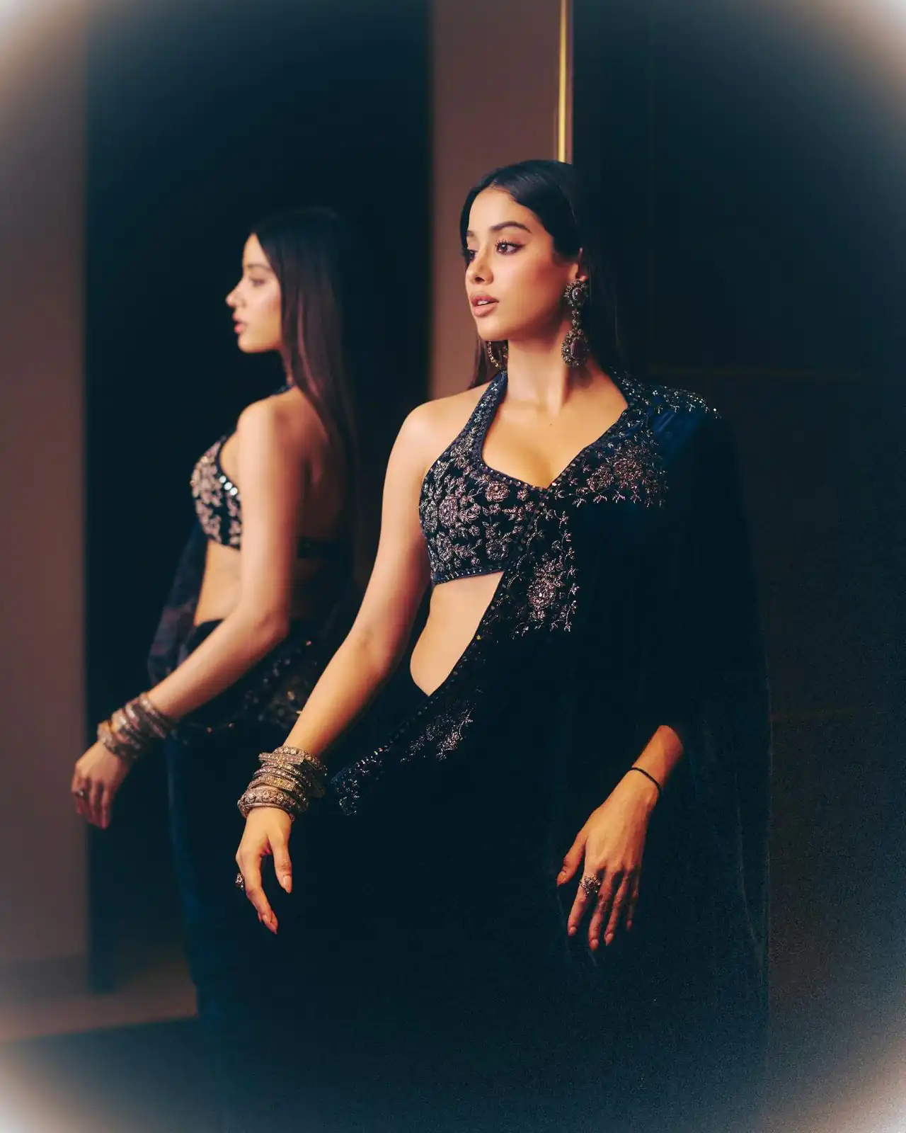 Blue Pure 9000 Velvet Lace Embroidery Work Saree - Image 5