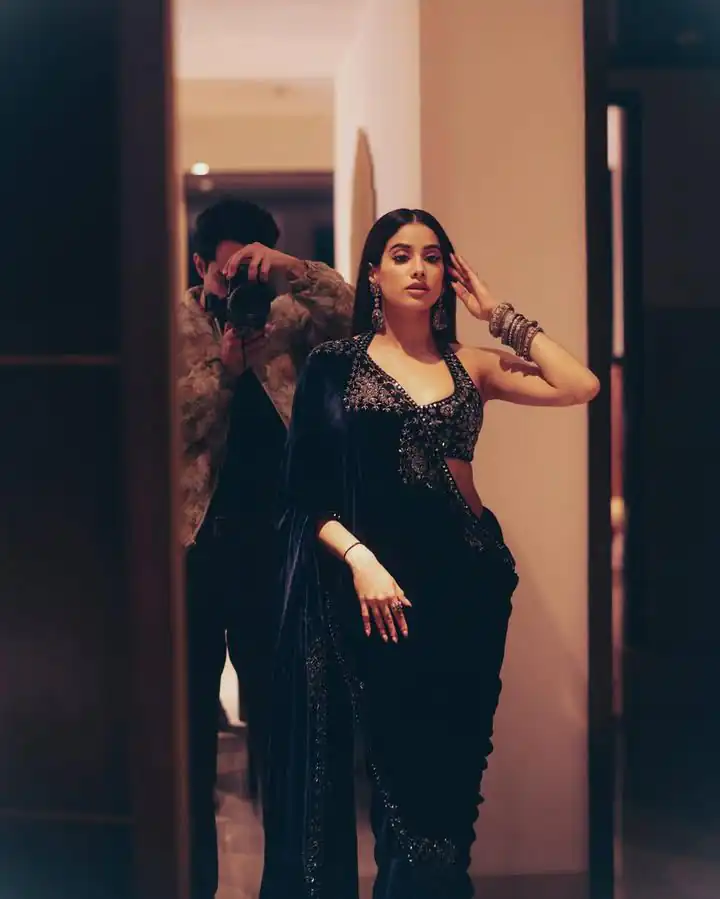 Blue Pure 9000 Velvet Lace Embroidery Work Saree - Image 6