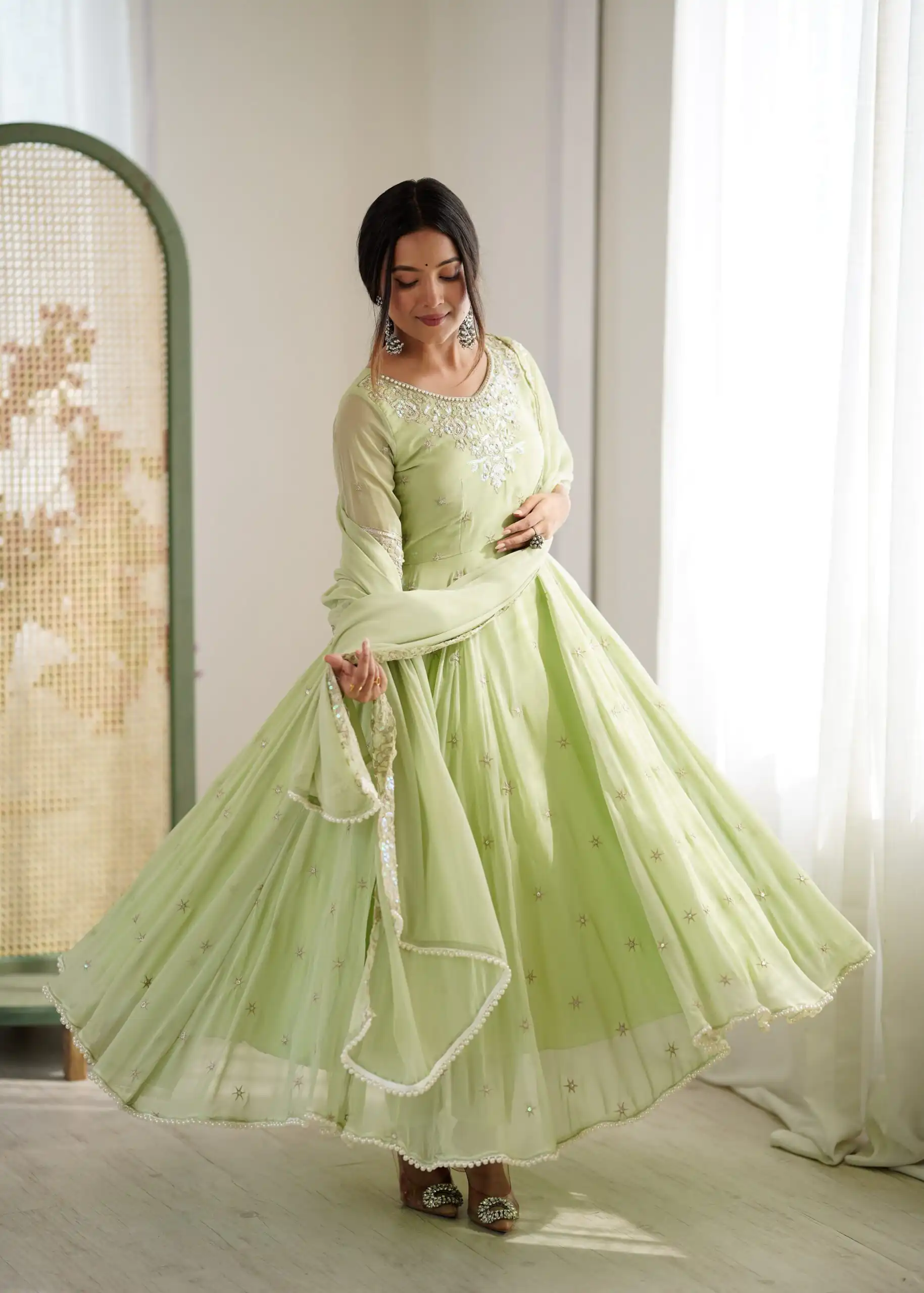 Super Pista Blooming Faux Embroidery Work Gown