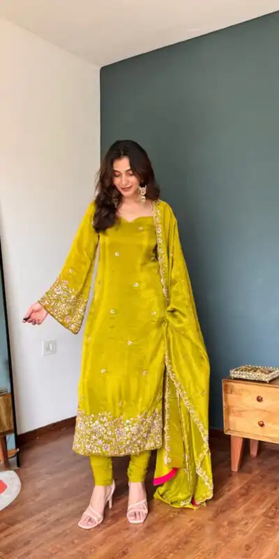 Pretty Mastered Viscous Roman Glass Beads Work Salwar Suit