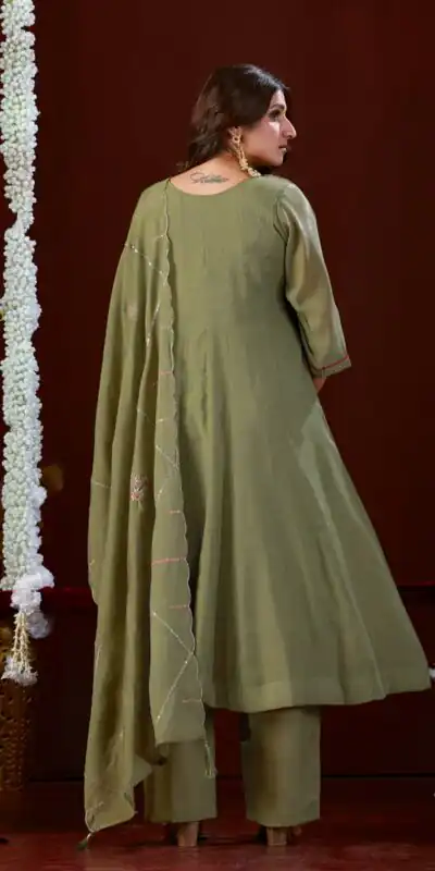 Super Mehendi Mul Slub Thread Work Salwar Suit